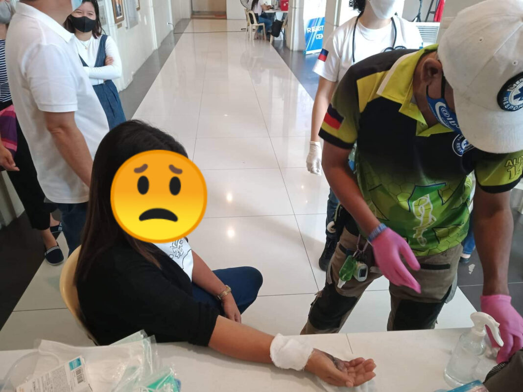 EMR Raptor volunteer catered 2 patient at lobby of NGC Pinoy News 360